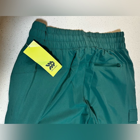 All in Motion Active Light Mid-Rise Cargo Forest Green Jogger Pants NWT - Picture 7 of 10